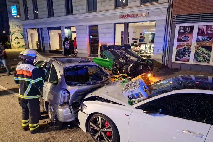 Unfall In Hamburg Mercedes Amg Berschl Gt Sich Und Hinterl Sst