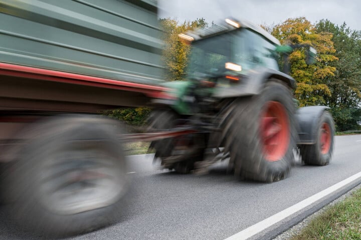 Unfall im Eifelkreis Bitburg Prüm Dreijähriger stürzt von Traktor und