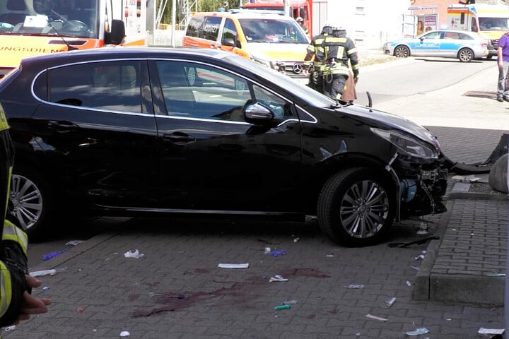 Unfall Drama auf Netto Parkplatz Peugeot kracht in Fußgängerin 56