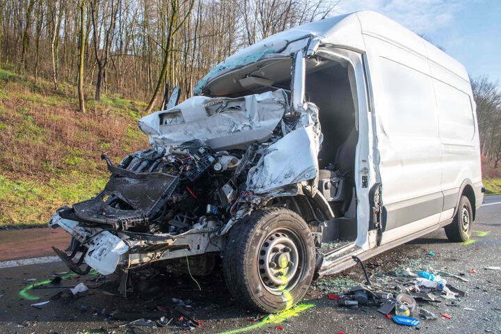 Unfall A Transporter Kracht In Stauende Und Prallt Auf Lkw