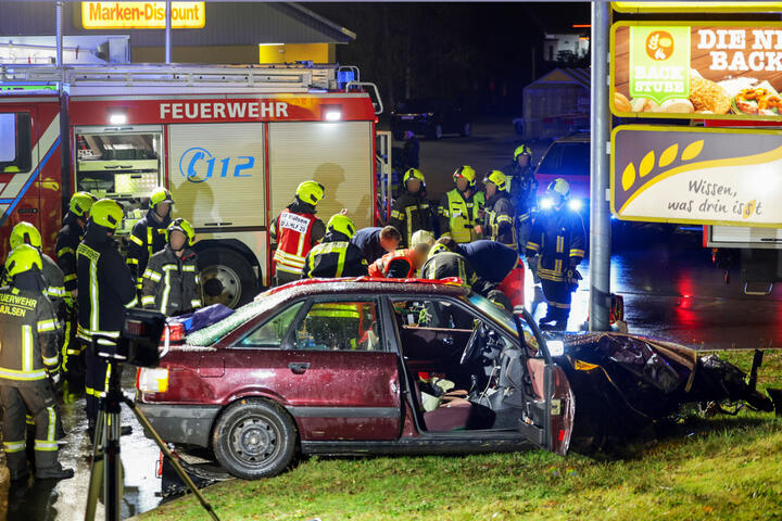 Schwerer Unfall Im Landkreis Zwickau Mann Im Auto Eingeklemmt