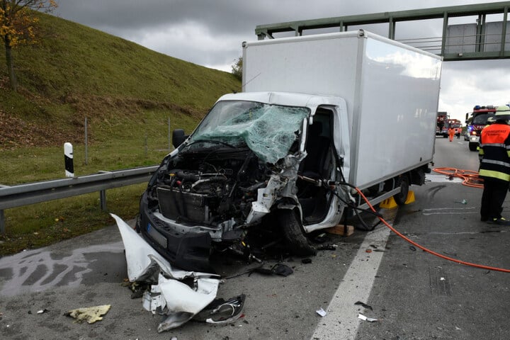 Schwerer Unfall Auf A Bei M Nchen Kleintransporter Kracht In Stauende