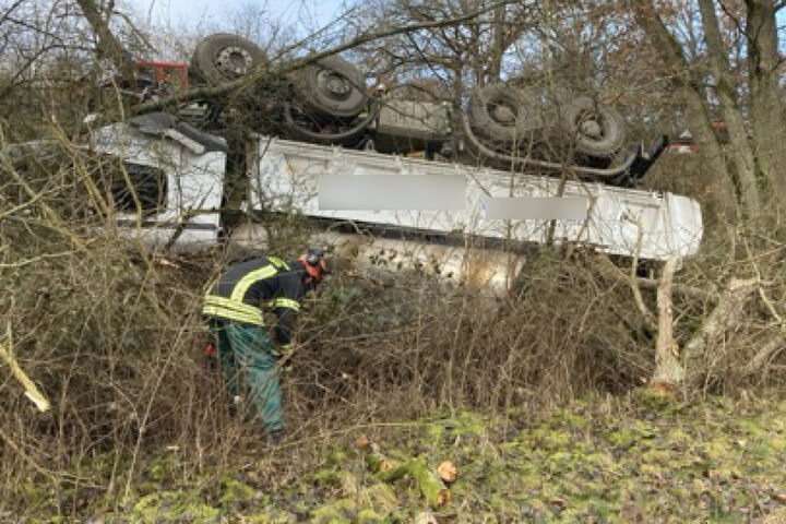 Unfall auf L3025 Laster kracht durch Leitplanke und stürzt Böschung