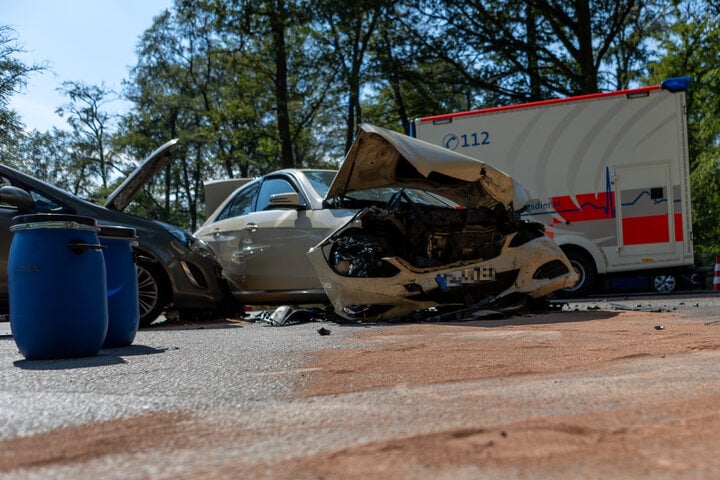 VW kracht an Langener Waldsee frontal in Mercedes Fünf Verletzte