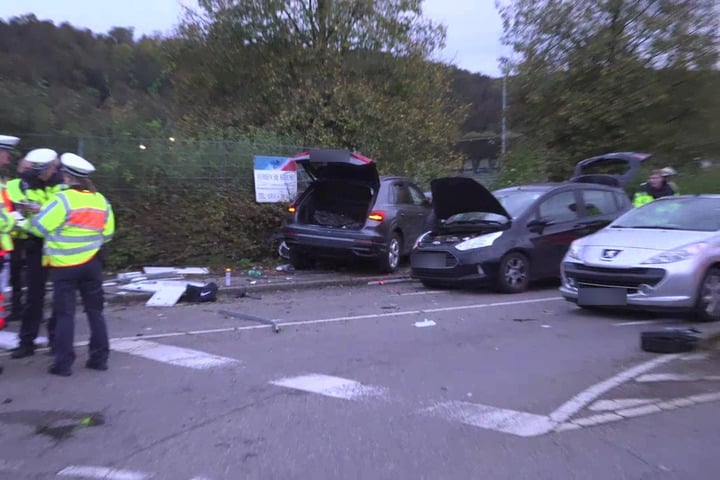 Schrecklicher Unfall In Esslingen Am Neckar Fu G Nger Von Auto Erfasst