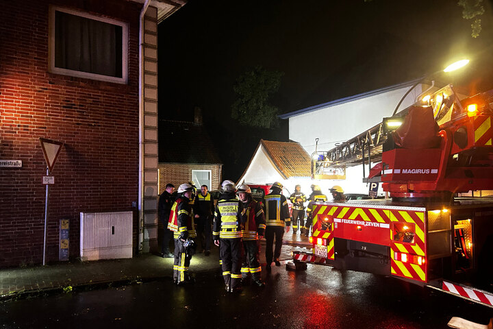 Zeven Feuer In Mehrfamilienhaus Mehrere Bewohner Verletzt