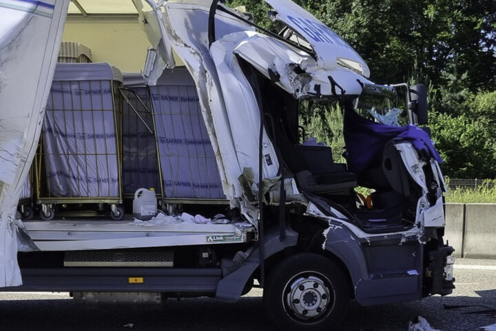 Schwerer Unfall Auf Der A6 Im Rhein Neckar Kreis Lkw Fahrer Eingeklemmt