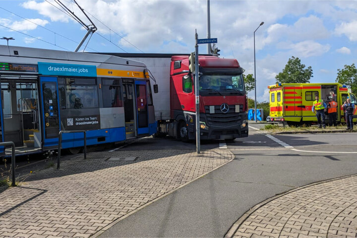 Stra Enbahn Unfall In Leipzig Tram Fahrgast Verletzt