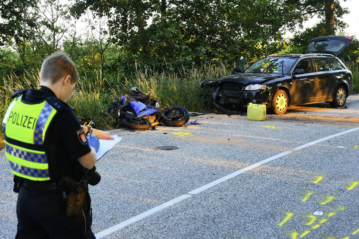 Horror Unfall In Hamburg J Hriger Motorradfahrer Kommt In Den