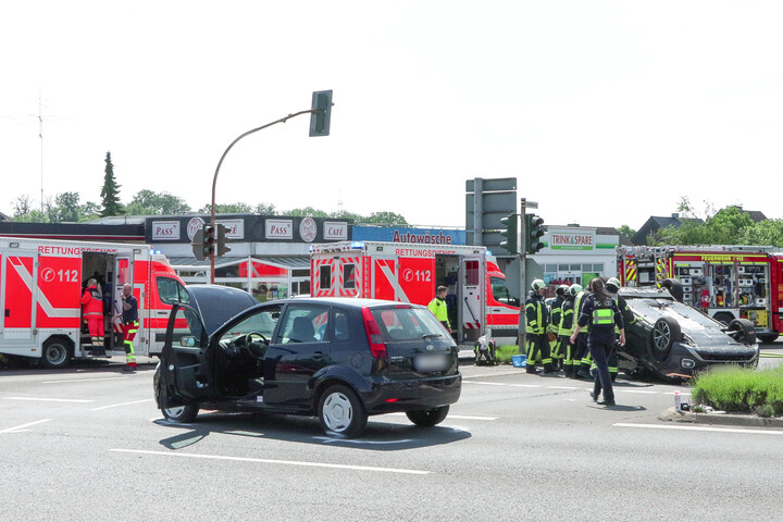 Unfall in Leichlingen 79 Jährige fährt über Rot und kracht in einen VW