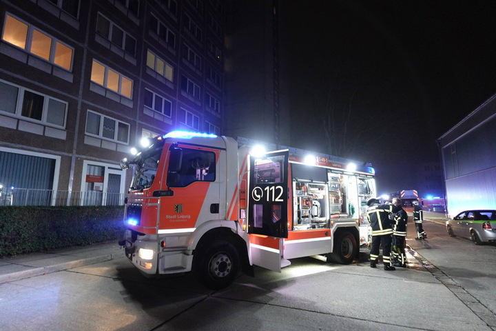 Feuerwehreinsatz In Leipzig Feuerteufel Schieben Brennenden Tannenbaum