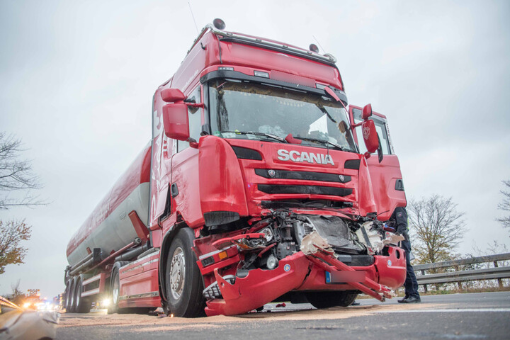 Unfall A61 Zwei Lkw Krachen Zusammen Hubschrauber Im Einsatz Langer