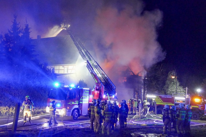 Verheerender Gro Brand Auf Hof In Grimma Ber Feuerwehrleute