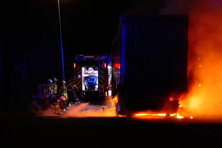 Sattelzug F Ngt Auf A Bei Grimma Feuer Brummi Fahrer Dankt Feuerwehr