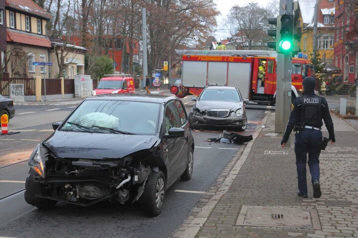 Zwei Autos Krachen In Dresden Zusammen Eine Person Verletzt