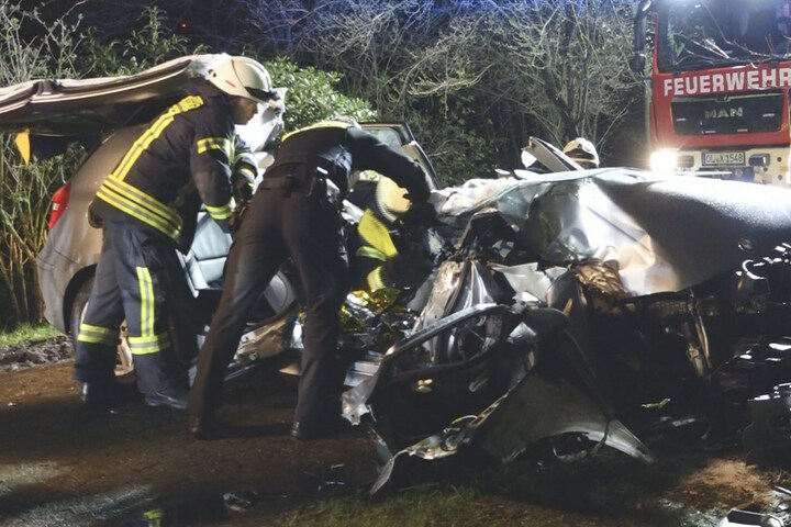 Unfall Im Landkreis Oldenburg Beifahrer In Autowrack Eingeklemmt