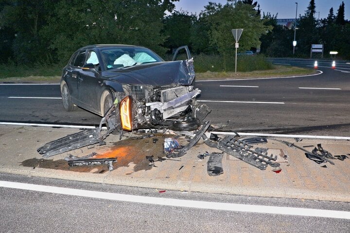 Unfall in Ludwigsburg Audi fährt über rote Ampel und kracht in zwei