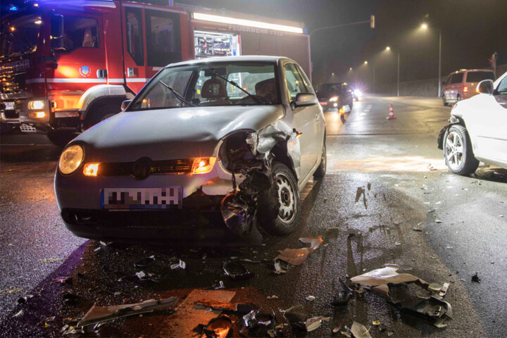 Kreuzungs Unfall In Freiberg Skoda Und VW Krachen Zusammen