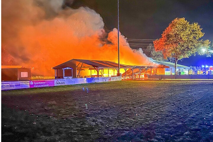 Kehl Flammen Inferno im Fußballklub Vereinsgelände brennt lichterloh