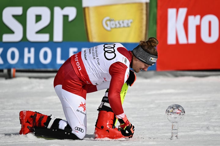 Im Moment seines größten Triumphs malt Manuel Feller etwas in den