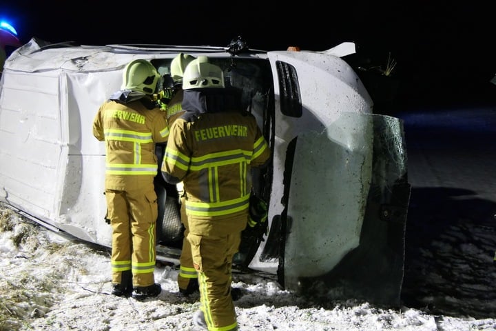 Dramatischer Unfall auf der A14 Transporter kommt von Straße ab und