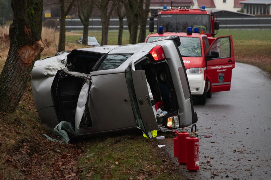 VW Fahrer Knallt Bei Neukirch Lausitz Gegen Baum