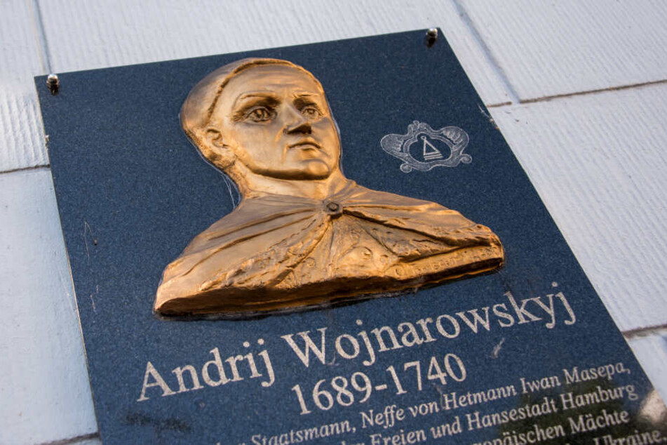 Eine Gedenktafel an Andrij Wojnarowskyj, Ukrainischer Staatsmann, hängt am Generalkonsulat der Ukraine.
