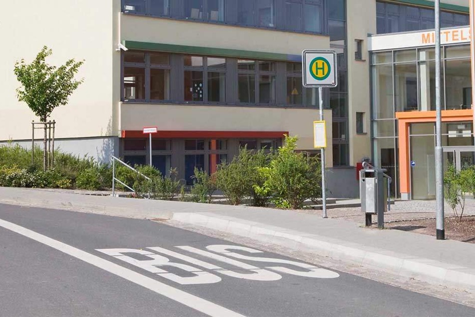 An einer Haltestelle in Herford ließ ein Busfahrer eine 14-Jährige einfach stehen.