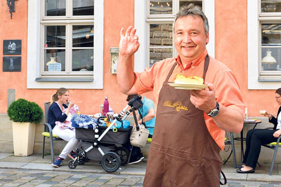 Ralf Müller (50), Chef im „Dresdner Kaffeestübchen“, zeigt seine Eierschecke.