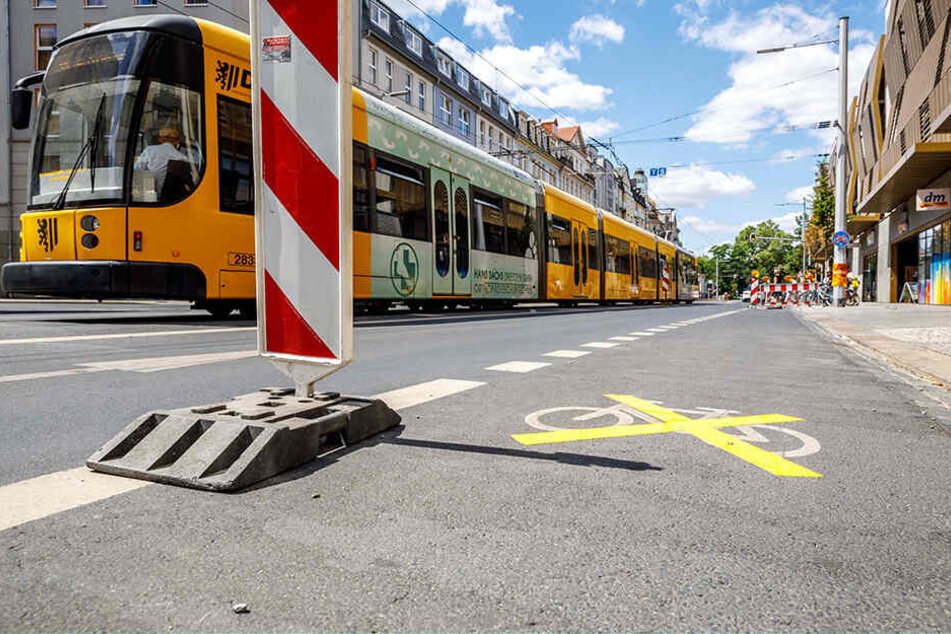 Der Radweg an der Bautzner ist auf Höhe des Rewe-Marktes schon gesperrt.