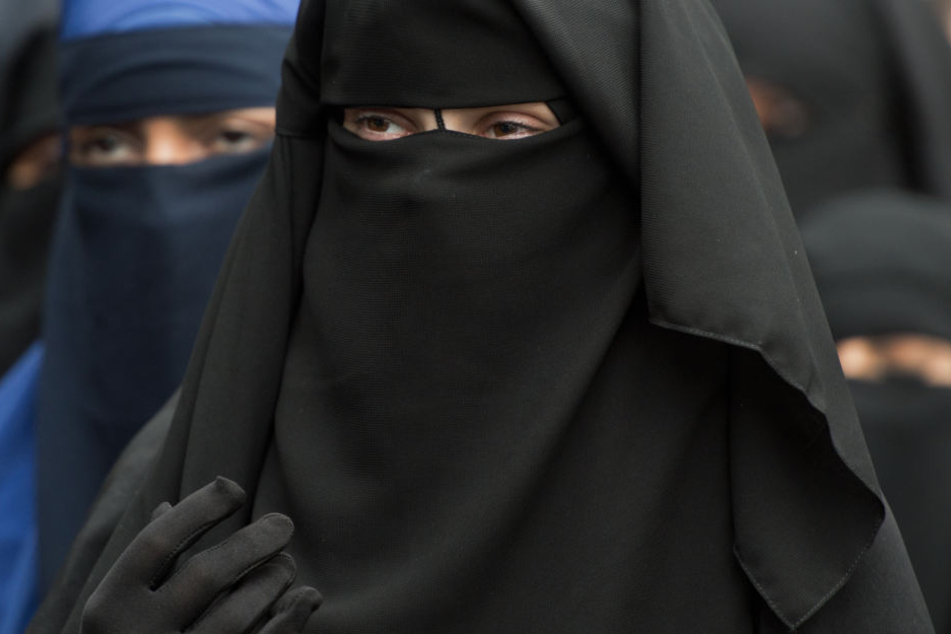 Verschleierte Frauen bei einer Salafisten-Veranstaltung. (Symbolbild.)