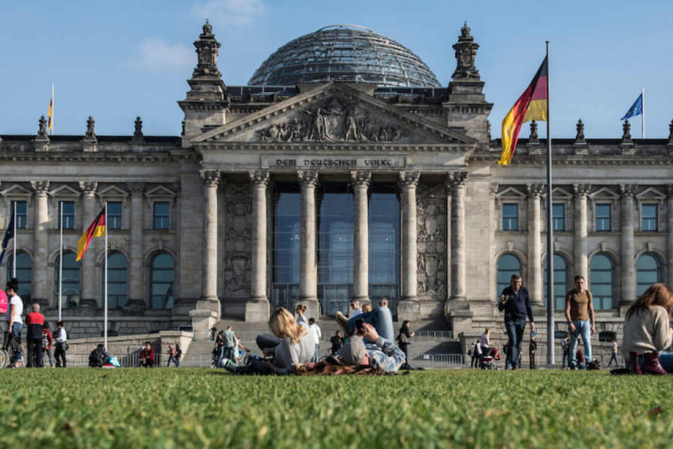 Der Platz der Republik vor dem Reichstag bietet sich als Standort für das Einheitsdenkmal an.