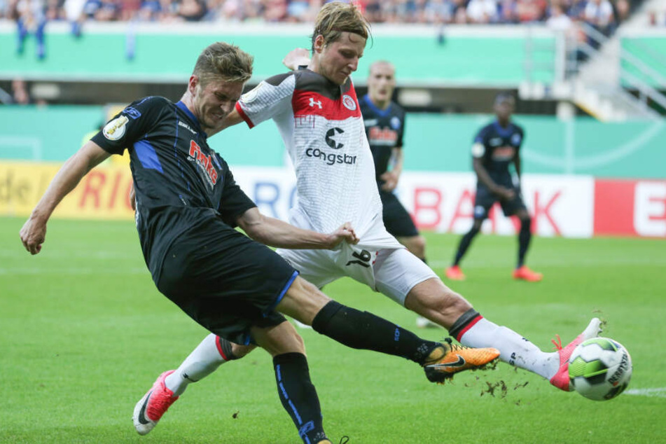 Marc Hornschuh (rechts) versucht in einem seiner letzten Spiele vor der schweren Verletzung die Flanke zu verhindern.