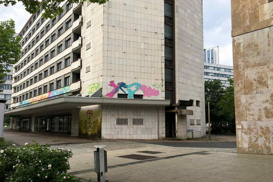 Die schreckliche Tat passierte auf einem Parkplatz in der Nähe der Straße der Nationen. (im Bild: Zufahrt zum Parkplatz)