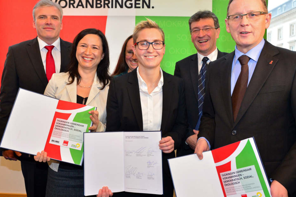 Bodo Ramelow (Link, v.r.n.l.), Dieter Lauinger (Grüne), Susanne Hennig-Wellsow (Linke), Stephanie Erben (Grüne), Anja Siegesmund (Grüne) und Andreas Bausewein (SPD) mit dem Koalitionsvertrag.