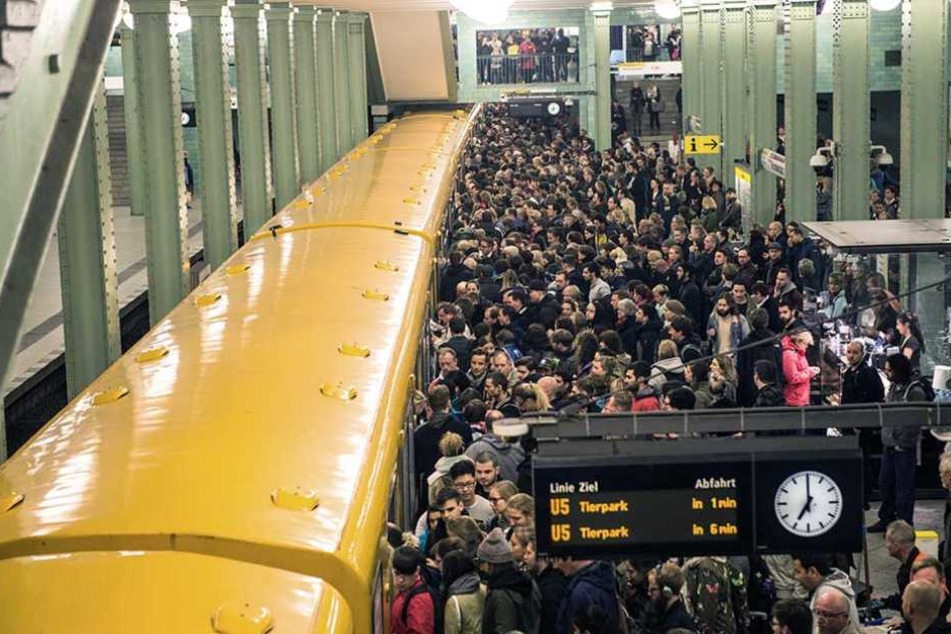 Der öffentliche Nah- und Fernverkehr kam fast komplett zum Erliegen. Wer konnte fuhr mit dem Taxi oder dem Fernbus.
