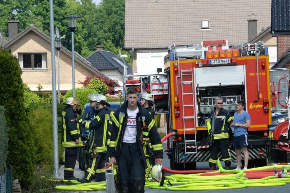 Nach dem erfolgreichen Löscheinsatz bringt ein Feuerwehrmann seine Ausrüstung zurück ins Fahrzeug.