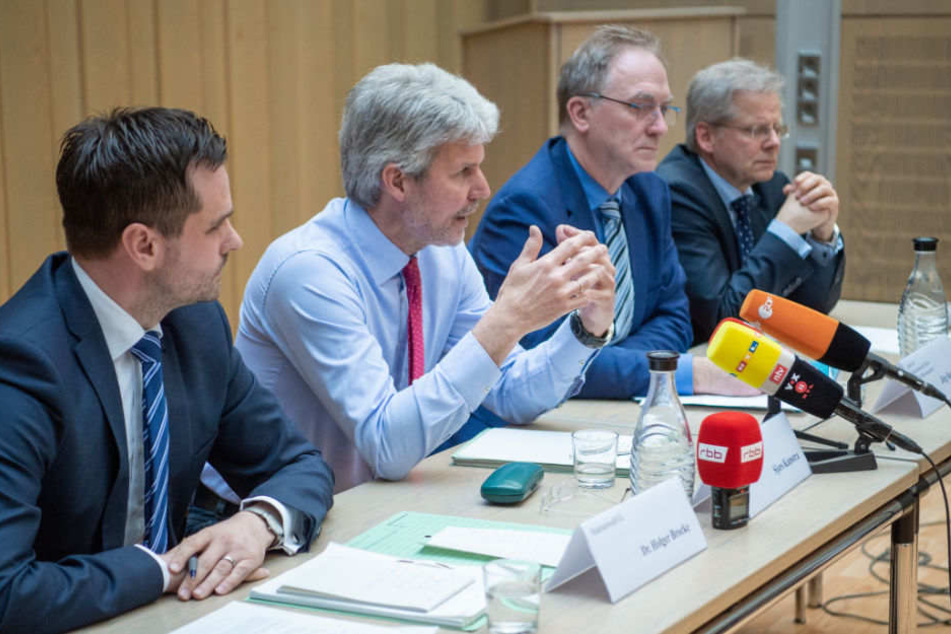 Auf der Pressekonferenz standen Brocke (Staatsanwalt), Kamstra (Oberstaatsanwalt), Raupach (Leiter der Staatsanwalt Berlin) und Steltner (Pressesprecher Berliner Strafverfolgungsbehörden) Rede und Antwort.