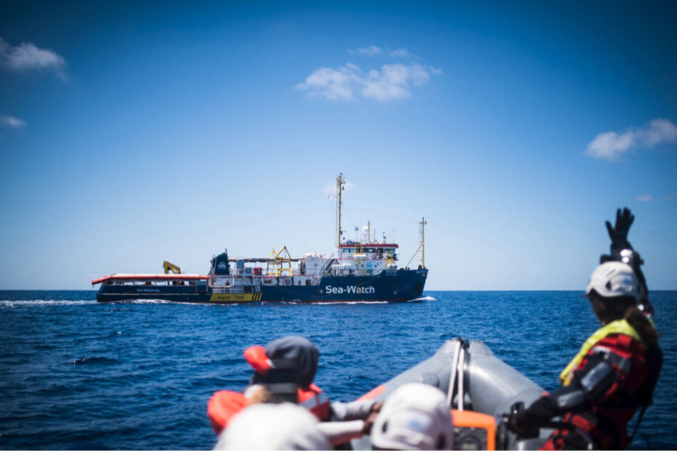 Das deutsche Flüchtlings-Rettungsschiff "Sea-Watch 3" ist nach einer fast sechs Monate langen Beschlagnahmung wieder im Einsatz auf dem Mittelmeer.