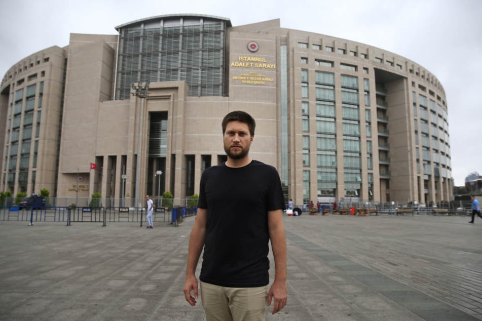 Andrew Gardner, Türkei-Experte von Amnesty International, vor dem Istanbul Gericht.