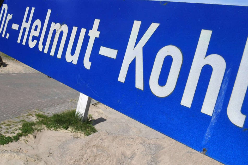 Einige Städte und Gemeinden haben Straßen und Plätze bereits nach Helmut Kohl benannt. In Dessau regt sich dagegen Widerstand. (Symbolbild)