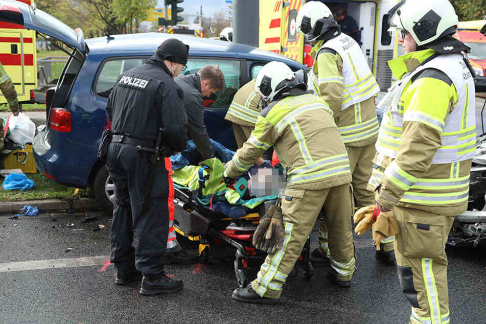 Die Rettungskräfte befreien die schwer verletzte VW-Fahrerin aus ihrem Wagen.