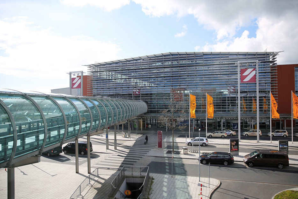 Am Flughafen Dresden wurde eine dreiköpfige Flüchtlingsfamilie mit gefälschten Pässen aufgegriffen.