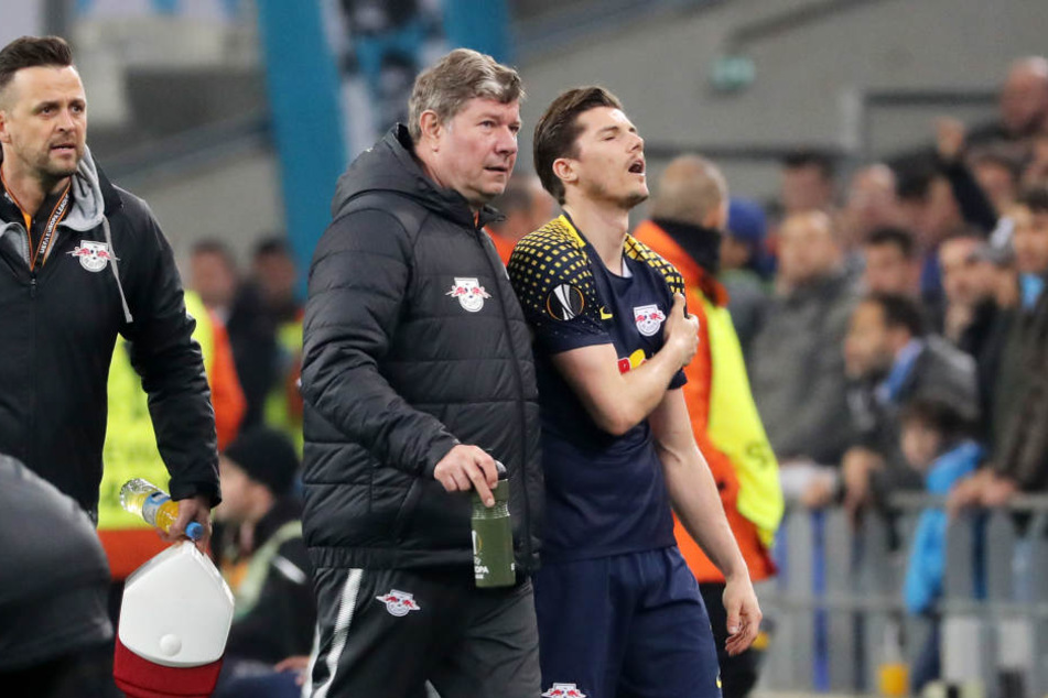 Marcel Sabitzer (r.) wird von RB-Mannschaftsarzt Dr. Ralf Zimmermann vom Platz in Marseille begleitet. Der 24-Jährige fällt für den Rest der Saison aus.