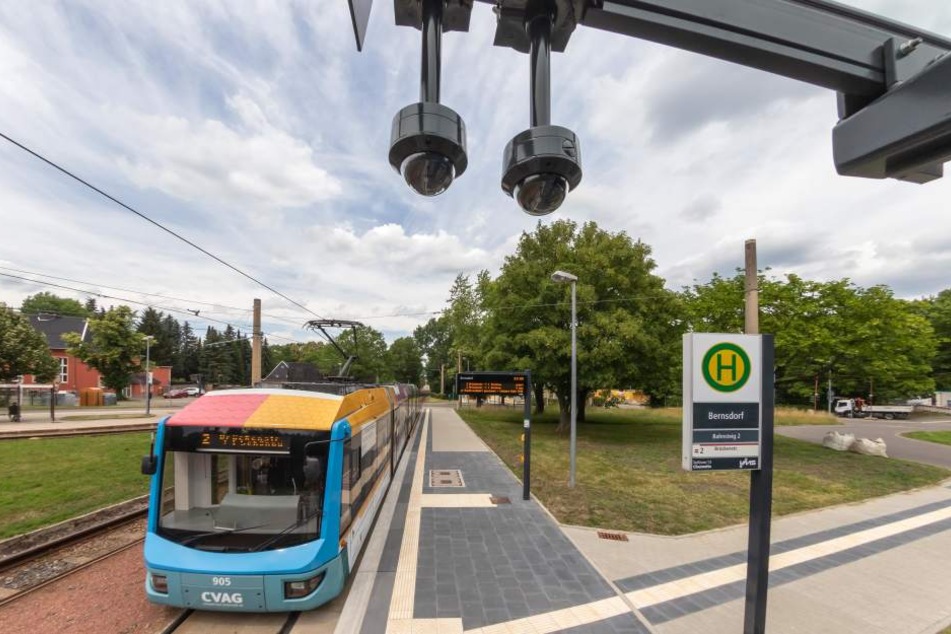 Neu gebauten Haltestellen wie in Bernsdorf sind mit Videoüberwachungsanlagen ausgestattet.