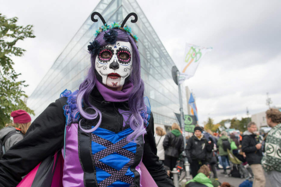 Aktivisten der Klimabewegung "Extinction Rebellion" demonstrieren vor der CDU-Zentrale.