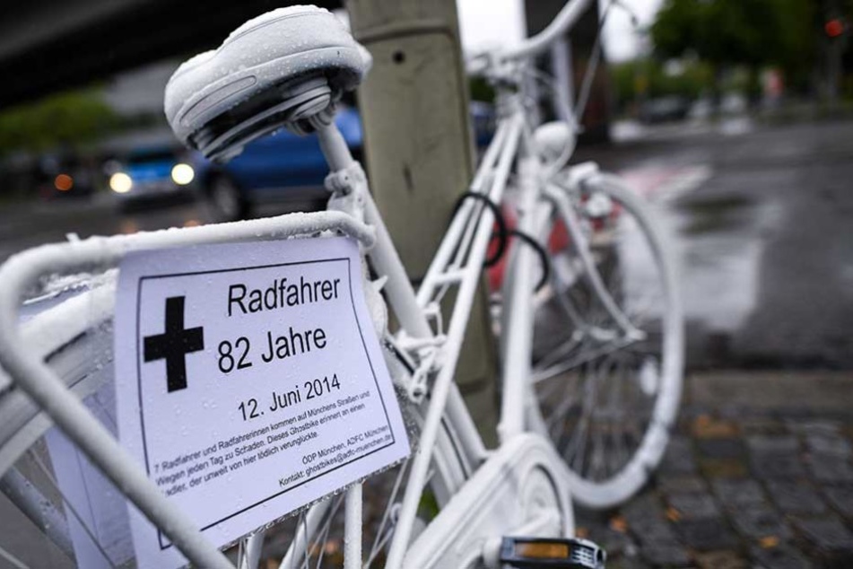 Überall in Deutschland erinnern diese Ghost-Bikes an im Straßenverkehr getötete Radfahrer.