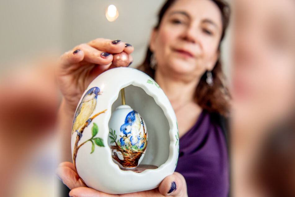 Jana Wendt mit einem aufwändigen Porzellan-Ei.
