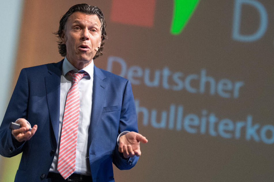 Urs Meier kritisiert die Auslegung der Handspielregel scharf.
