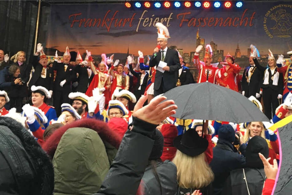 Frankfurts OB Peter Feldmann sprach zu den Karnevalisten.